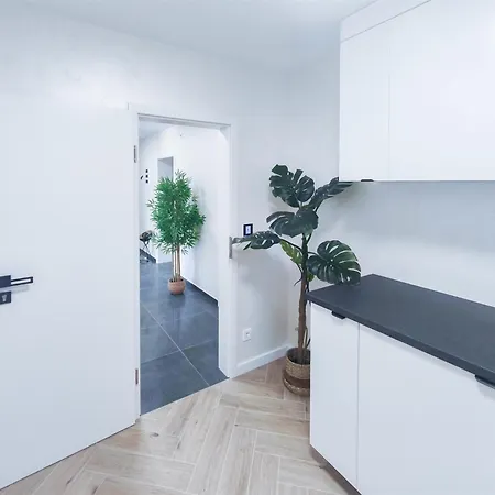 Lägenhet Alfa Einzelzimmer Teekueche Porsche Bosch L Gemeinschaftsbad Wifi Smarttv L Single With Kitchenette And Shared Bathroom Bs21a6 *