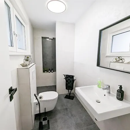 Alfa Einzelzimmer Teekueche Porsche Bosch L Gemeinschaftsbad Wifi Smarttv L Single With Kitchenette And Shared Bathroom Bs21a6 *