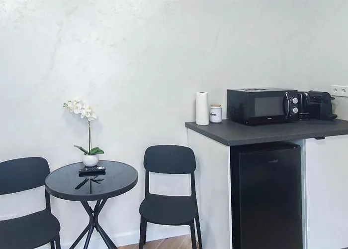 Lägenhet Alfa Einzelzimmer Teekueche Porsche Bosch L Gemeinschaftsbad Wifi Smarttv L Single With Kitchenette And Shared Bathroom Bs21a6 *