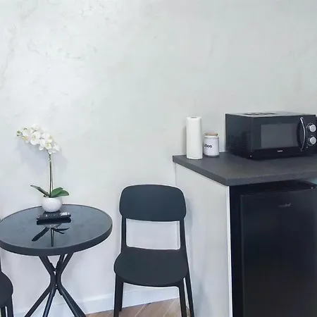 Lägenhet Alfa Einzelzimmer Teekueche Porsche Bosch L Gemeinschaftsbad Wifi Smarttv L Single With Kitchenette And Shared Bathroom Bs21a6 *