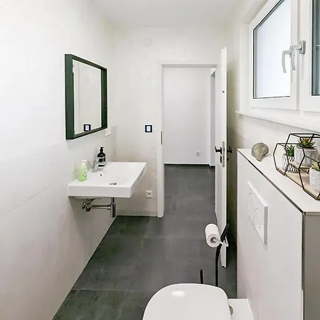 Alfa Einzelzimmer Teekueche Porsche Bosch L Gemeinschaftsbad Wifi Smarttv L Single With Kitchenette And Shared Bathroom Bs21a6 Lägenhet *